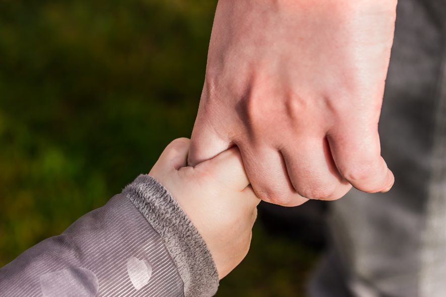 Niño enfermo de cáncer infantil